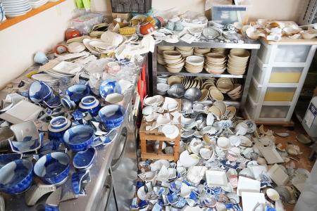 　地震で食器が散乱した、愛媛県宇和島市の居酒屋＝１８日午後０時４２分