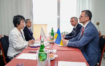 　ウクライナのクレバ外相（手前右）と会談する上川外相（同左）＝１８日、イタリア南部カプリ島（外務省提供・共同）