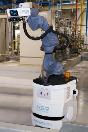 　石狩湾新港の火力発電所で報道陣に公開された、設備点検を行う自律型のロボット＝１９日午前、北海道小樽市