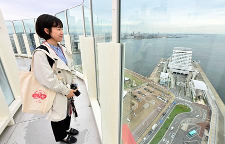 　報道陣向け内覧会で公開された神戸ポートタワーの屋上デッキ＝２３日午後、神戸市