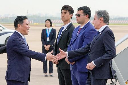 　中国・上海の空港に到着したブリンケン米国務長官（右端）＝２４日（ロイター＝共同）