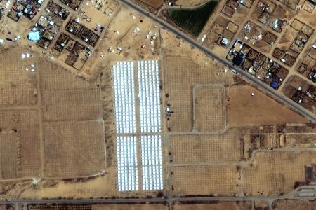 　パレスチナ自治区ガザ南部ハンユニス近くに設置されたテントを写した衛星画像＝２３日（マクサー・テクノロジーズ提供、ＡＰ＝共同）