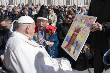　バチカンでローマ教皇フランシスコ（手前）と対面する樽谷大助さん（中央）＝２４日（（Ｃ）Ｖａｔｉｃａｎ　Ｍｅｄｉａ提供・共同）