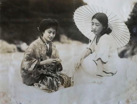 　松本市文書館の木曽寿紀専門員が入手した断髪前の川島芳子（右）の写真