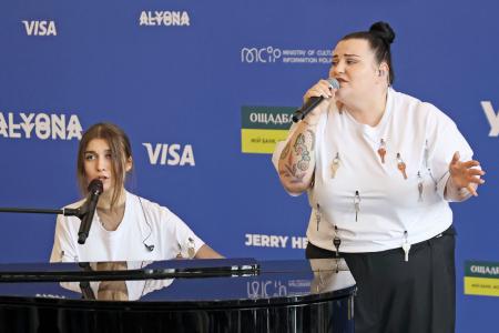 　歌を披露する歌手のアリョーナ・アリョーナさん（右）とジェリー・ヘイルさん＝２５日、ウクライナ・キーウ（共同）