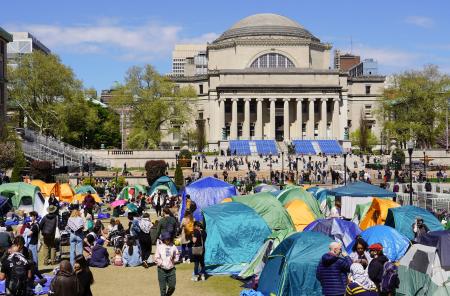 　２５日、ニューヨークのコロンビア大で、テントを設営して抗議デモをする学生ら（共同）