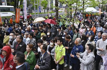 　衆院島根１区の補欠選挙で、街頭演説に集まった人たち＝２１日午後、松江市（画像の一部を加工しています）