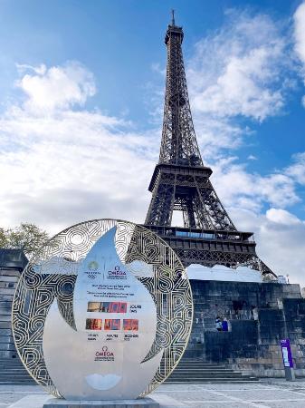 　パリ五輪のカウントダウン時計とエッフェル塔＝１７日、パリ（共同）