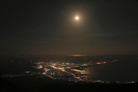 　「光のアゲハチョウ」とも呼ばれる青森県むつ市の釜臥山から望む夜景（同市提供）
