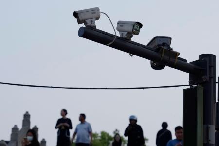 　中国江蘇省無錫市内に設置されている監視カメラ＝４月（共同）