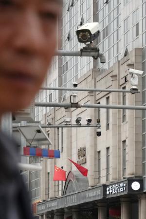 　北京市内に設置されている監視カメラ＝４月（共同）