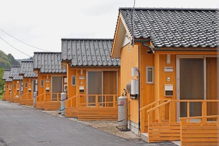 　石川県輪島市に完成した木造の仮設住宅＝１日午前