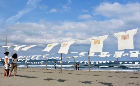 　高知県黒潮町の砂浜で洗濯物を干すように並べて展示されたＴシャツ＝２日午後