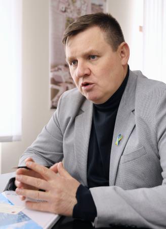 　インタビューに答えるウクライナ・スラブチチのフォミチェフ市長（共同）