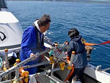 　石川県・能登半島の沿岸海域で海底の地形や水深を調査する研究者ら＝５日午前