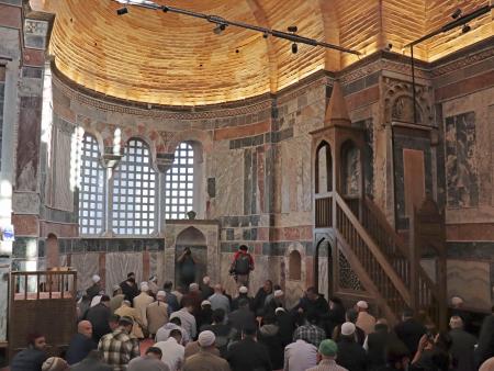 　６日、正式にオープンした「カーリエモスク」の礼拝室に集まったイスラム教徒ら＝トルコ・イスタンブール（共同）