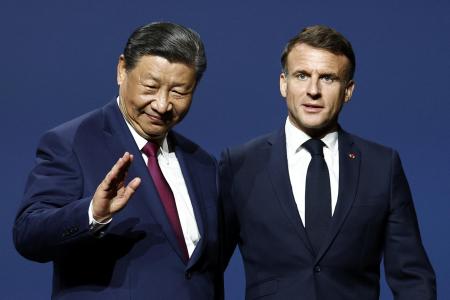 　フランスを訪問中の中国の習近平国家主席（左）とマクロン仏大統領＝６日、パリ（ロイター＝共同）