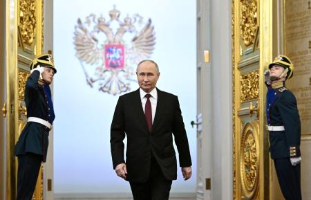 　７日、モスクワのクレムリンで５期目就任式の会場に向けて歩くロシアのプーチン大統領（ロシア大統領府提供・ロイター＝共同）