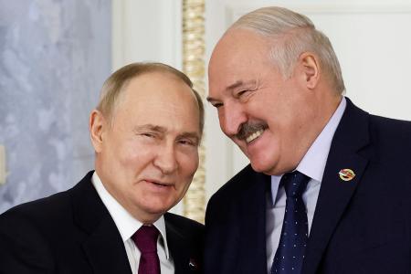 　ロシア・サンクトペテルブルクで開かれた連合国家の最高国家評議会に出席したプーチン大統領（左）とベラルーシのルカシェンコ大統領＝１月（ＡＰ＝共同）