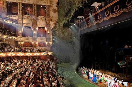 　７日、「千と千尋の神隠し」ロンドン初公演のカーテンコールで立ち上がり、拍手を送る観客（東宝演劇部提供・共同）