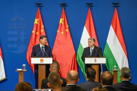 　９日、ハンガリー首都ブダペストで、オルバン首相（右）との共同記者会見に臨む中国の習近平国家主席（Ｓｚｉｌａｒｄ　Ｋｏｓｚｔｉｃｓａｋ／ＭＴＩ提供・ＡＰ＝共同）