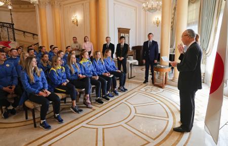 　９日、ウクライナ・キーウの日本大使公邸で開かれた壮行会に出席した選手ら。右端はあいさつする松田邦紀大使（共同）