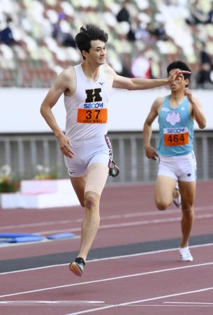 　男子４００メートル決勝でゴールする豊田兼。４５秒８２をマークし優勝した＝国立競技場