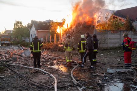 　ウクライナ東部ハリコフで、ロシア軍のミサイル攻撃を受けた住宅＝１０日（ゲッティ＝共同）