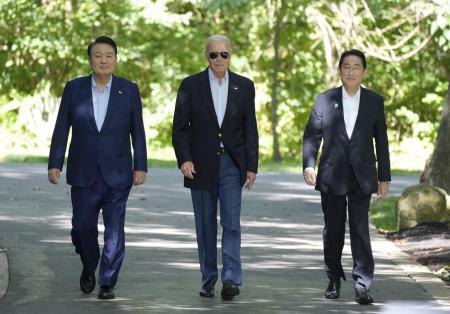 　日米韓首脳会談を終え、共同記者会見に臨む（右から）岸田首相、バイデン米大統領、韓国の尹錫悦大統領＝２０２３年８月、米ワシントン近郊・キャンプデービッド（共同）