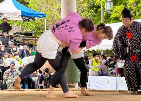 　「女だけの相撲大会」で熱戦を繰り広げる女性力士＝１２日午後、北海道福島町
