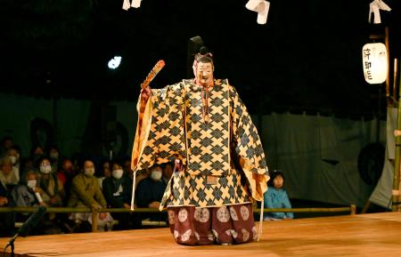　興福寺で行われた、古都奈良に初夏の到来を知らせる伝統行事「薪御能」＝１７日夜、奈良市