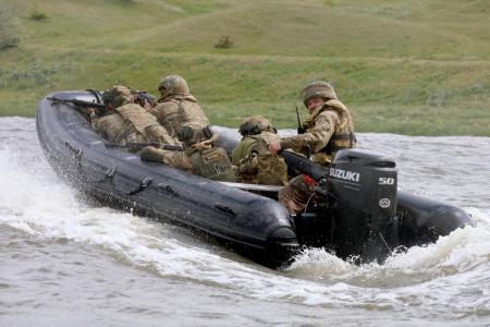 　ドニエプル川の支流で、小型艇を使った渡河作戦の訓練を行うウクライナ軍兵士＝１４日、ウクライナ・ミコライウ州（共同）
