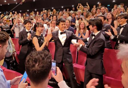 　カンヌ国際映画祭で「ぼくのお日さま」が上映され、スタンディングオベーションを受ける池松壮亮さん（中央右から２人目）ら＝１９日、フランス・カンヌ（共同）