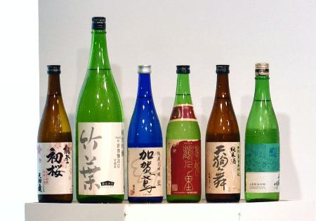 　２２日、ロンドンで開かれた能登半島地震復興支援イベントで試飲に出された石川県産の日本酒６銘柄（共同）