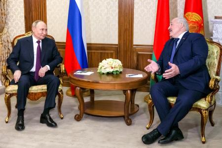 　２３日、ベラルーシのルカシェンコ大統領（右）と会談するロシアのプーチン大統領＝ミンスク（ロシア大統領府提供・タス＝共同）
