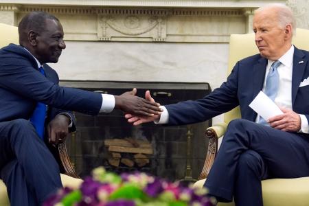 　２３日、米ホワイトハウスで握手するケニアのルト大統領（左）とバイデン大統領（ＡＰ＝共同）