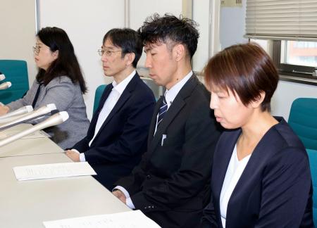 　判決後、記者会見する女子生徒の両親（手前の２人）ら＝２４日午前、札幌市