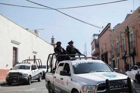　市長選候補者が殺害される事件が起き、パトロールに当たる警察官＝２月、メキシコ・マラバティオ（ロイター＝共同）