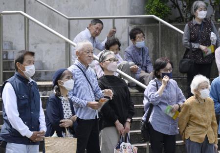 　静岡県知事選で候補者の街頭演説を聞く有権者ら＝２４日午前、浜松市（画像の一部にモザイク処理をしています）