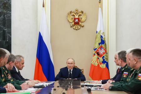 　モスクワのクレムリンで、ロシア軍幹部らと会談するプーチン大統領（中央）＝１５日（ロシア大統領府提供・タス＝共同）