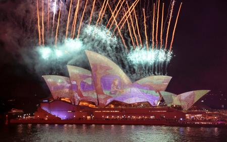 　２４日、オーストラリア・シドニーで始まった光の祭典でライトアップされたオペラハウス（共同）