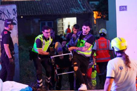 　倒壊した建物から負傷者を運び出す医療関係者ら＝２３日、スペイン・パルマデマジョルカ（ＡＰ＝共同）