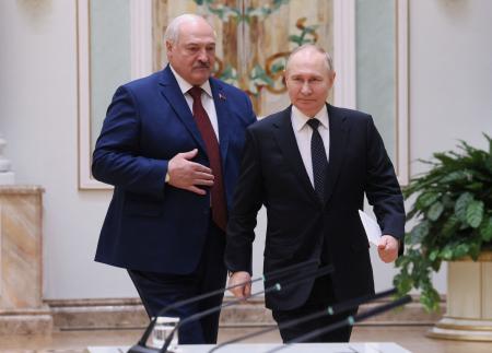 　２４日、ベラルーシの首都ミンスクで、ルカシェンコ大統領（左）と記者会見に臨むロシアのプーチン大統領（ロイター＝共同）