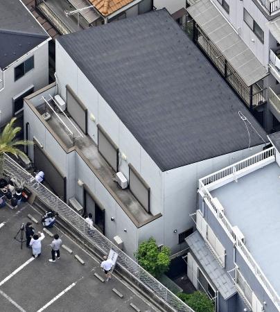 　火災があった２階建ての住宅＝２３日、東京都品川区（共同通信社ヘリから）
