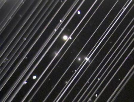 　米スペースＸが打ち上げたスターリンク衛星の光跡＝２０１９年５月（ＶＩＣＴＯＲＩＡ・ＧＩＲＧＩＳ／米ローウェル天文台提供）