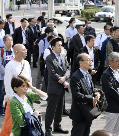 　９日、静岡県知事選が告示され、街頭演説に耳を傾ける有権者ら＝静岡市