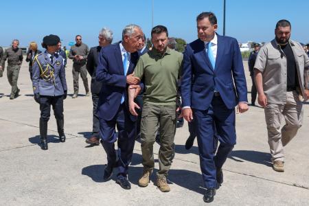 　ウクライナのゼレンスキー大統領（中央）を迎えるポルトガルのモンテネグロ首相（右）＝２８日、リスボン（ゲッティ＝共同）