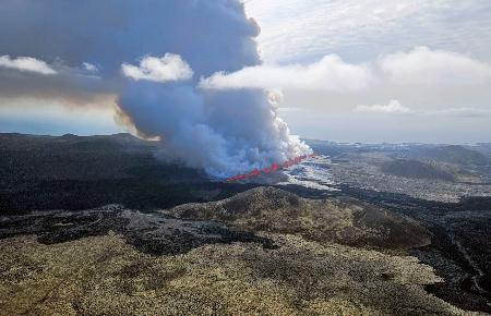 　２９日、噴火したアイスランド南西部レイキャネス半島の火山（アイスランド警察提供・共同）