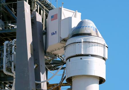 　ロケットの上部に据え付けられたボーイングの宇宙船「スターライナー」＝５月３１日、米フロリダ州のケープカナベラル宇宙軍基地（ＡＰ＝共同）