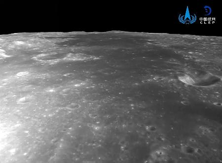 　中国の無人月面探査機「嫦娥６号」が着陸時に撮影したとする月の裏側の画像（中国国家宇宙局のサイトから、共同）